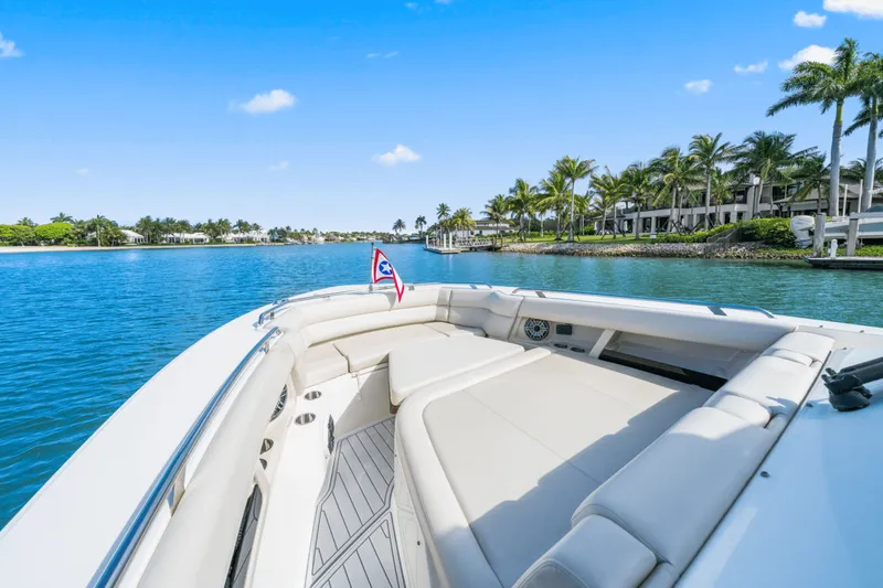 Slide: The Image of Boston Whaler 350 REALM 2022 - 27