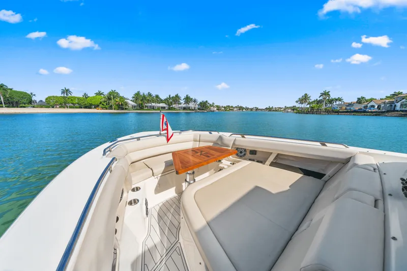 Slide: The Image of Boston Whaler 350 REALM 2022 - 29