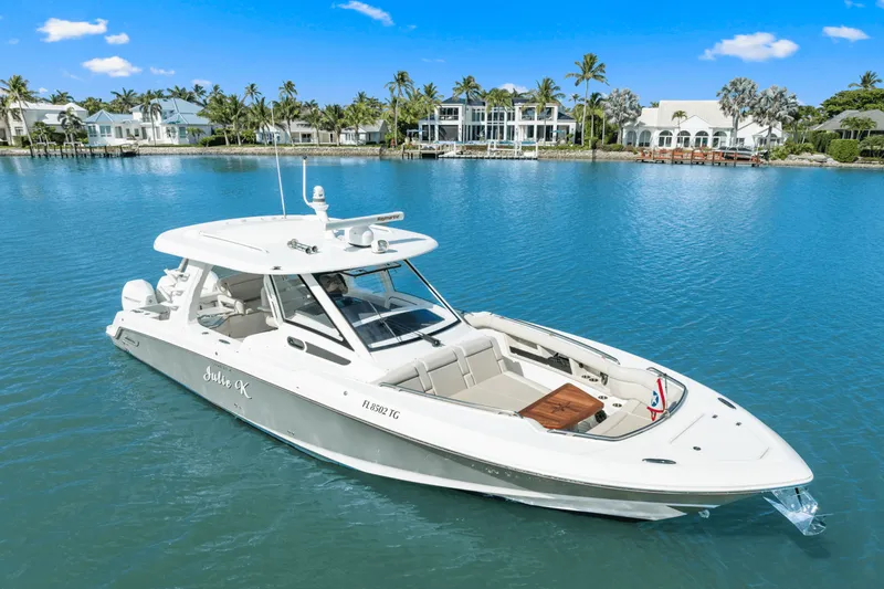 Slide: The Image of Boston Whaler 350 REALM 2022 - 3