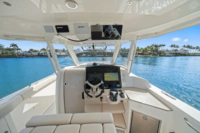 Slide: The Image of Boston Whaler 350 REALM 2022 - 32