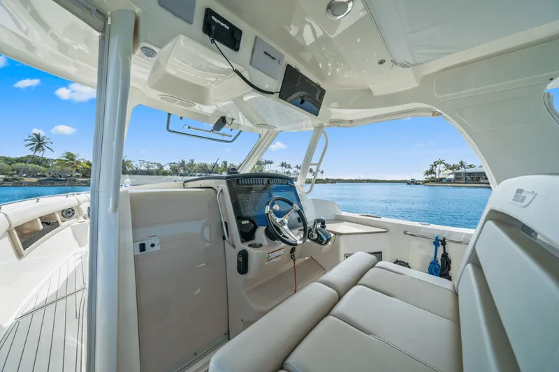 Slide: The Image of Boston Whaler 350 REALM 2022 - 33
