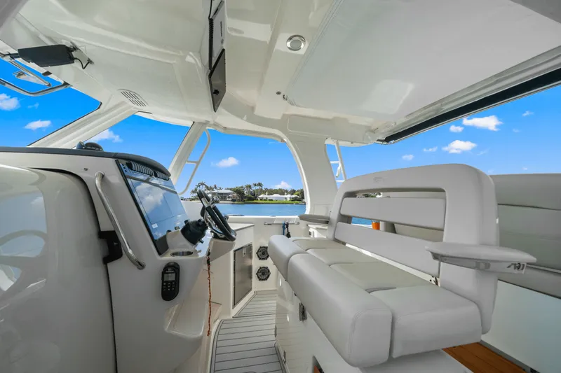 Slide: The Image of Boston Whaler 350 REALM 2022 - 35