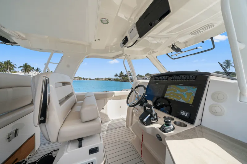 Slide: The Image of Boston Whaler 350 REALM 2022 - 36