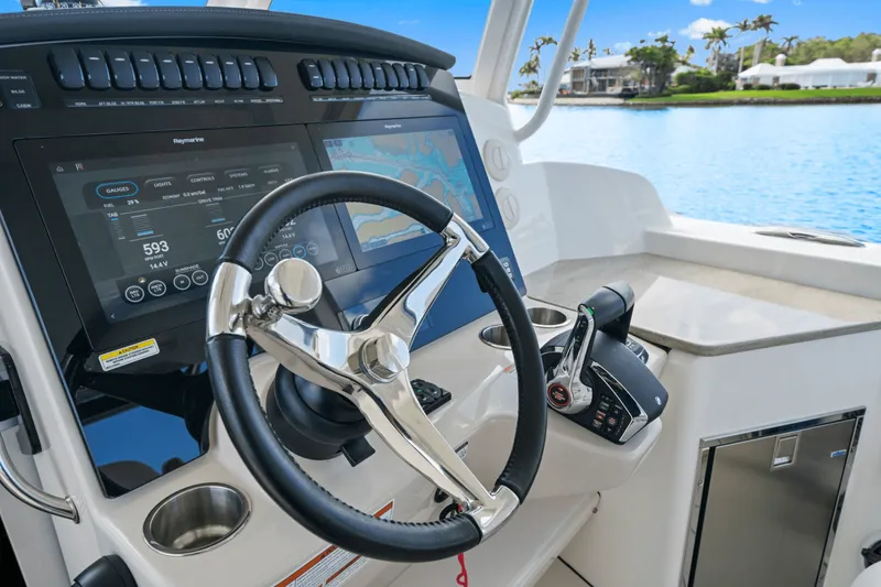 Slide: The Image of Boston Whaler 350 REALM 2022 - 37