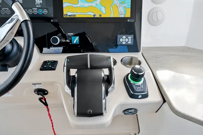 Slide: The Image of Boston Whaler 350 REALM 2022 - 38