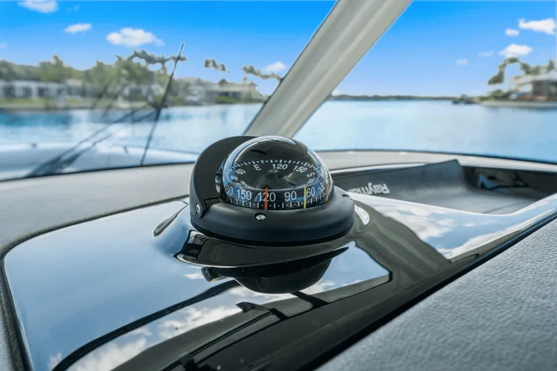 Slide: The Image of Boston Whaler 350 REALM 2022 - 40