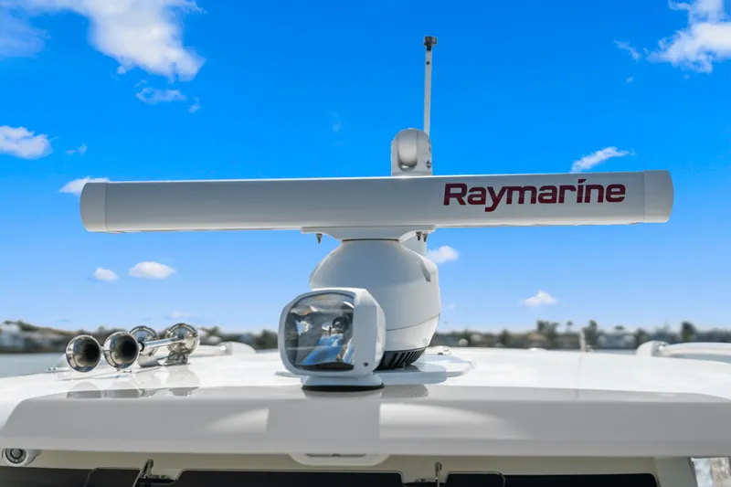 Slide: The Image of Boston Whaler 350 REALM 2022 - 41