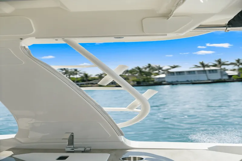 Slide: The Image of Boston Whaler 350 REALM 2022 - 42