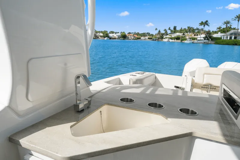 Slide: The Image of Boston Whaler 350 REALM 2022 - 43