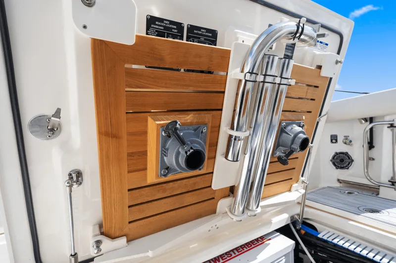 Slide: The Image of Boston Whaler 350 REALM 2022 - 46