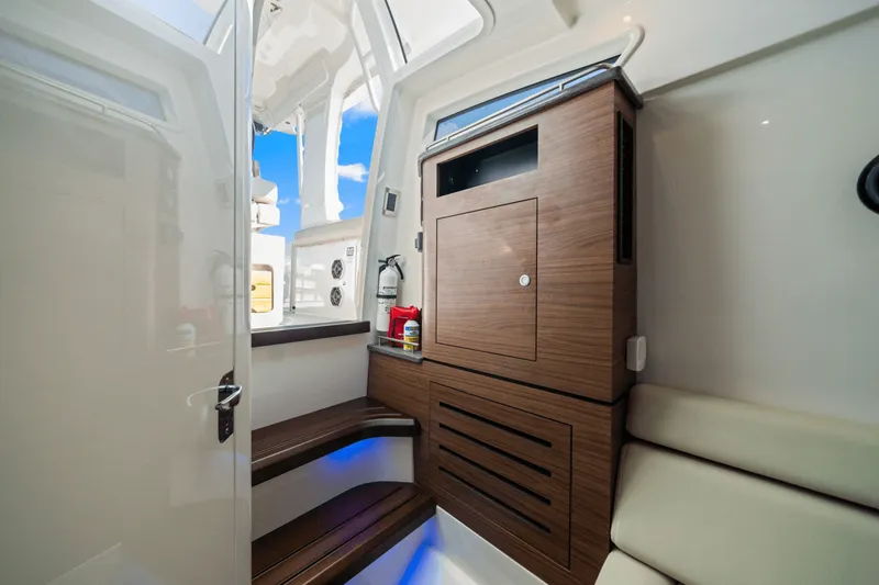 Slide: The Image of Boston Whaler 350 REALM 2022 - 47