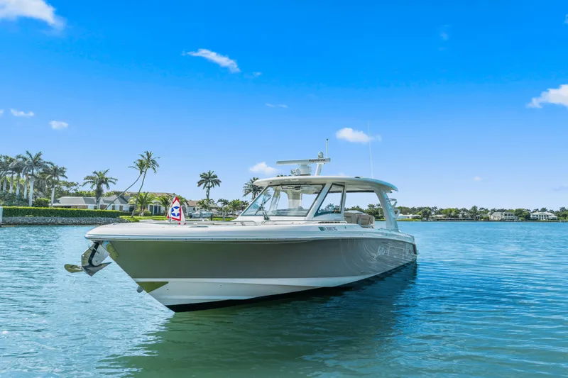 Slide: The Image of Boston Whaler 350 REALM 2022 - 7