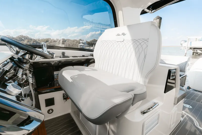 Slide: The Image of Sea Ray 370 SUNDANCER OB 2023 - 13