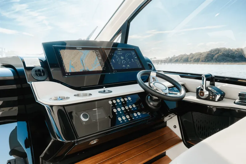 Slide: The Image of Sea Ray 370 SUNDANCER OB 2023 - 14