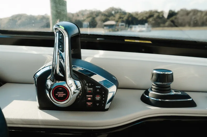 Slide: The Image of Sea Ray 370 SUNDANCER OB 2023 - 16