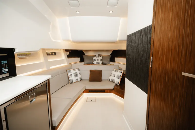 Slide: The Image of Sea Ray 370 SUNDANCER OB 2023 - 17