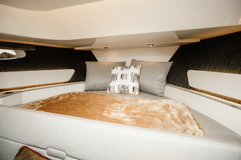 Slide: The Image of Sea Ray 370 SUNDANCER OB 2023 - 20