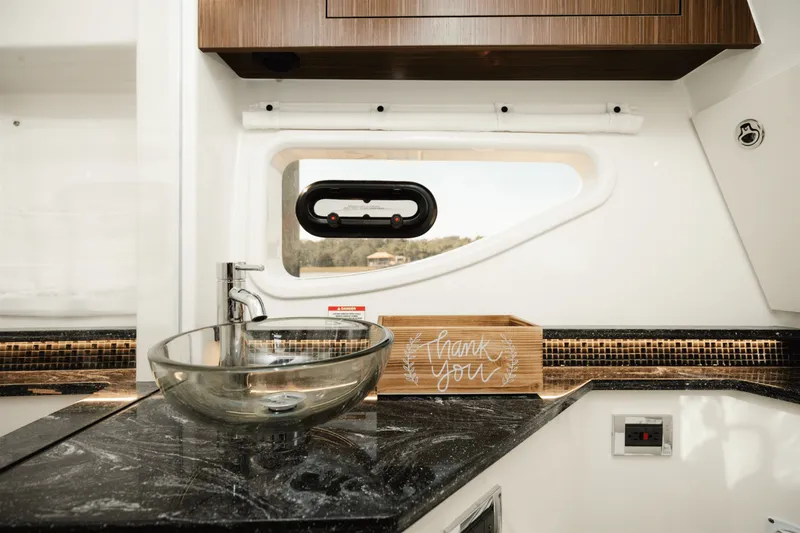 Slide: The Image of Sea Ray 370 SUNDANCER OB 2023 - 22