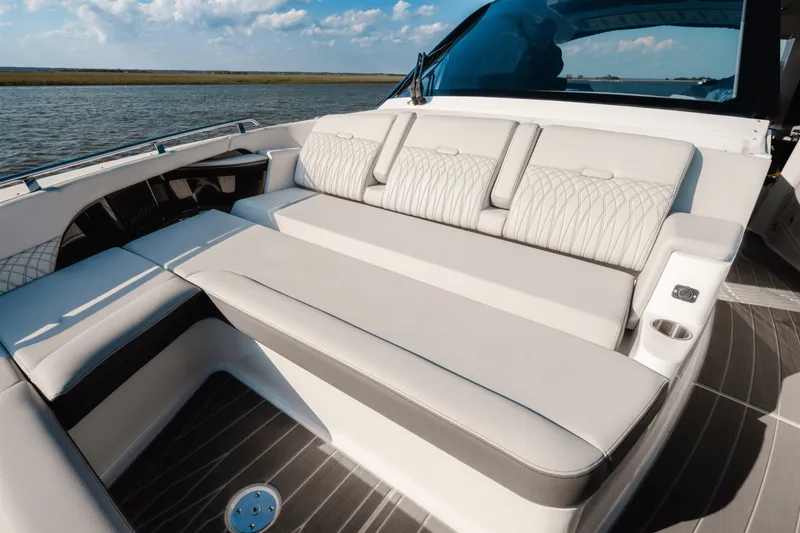 Slide: The Image of Sea Ray 370 SUNDANCER OB 2023 - 26