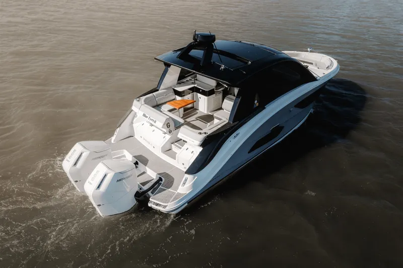 Slide: The Image of Sea Ray 370 SUNDANCER OB 2023 - 4