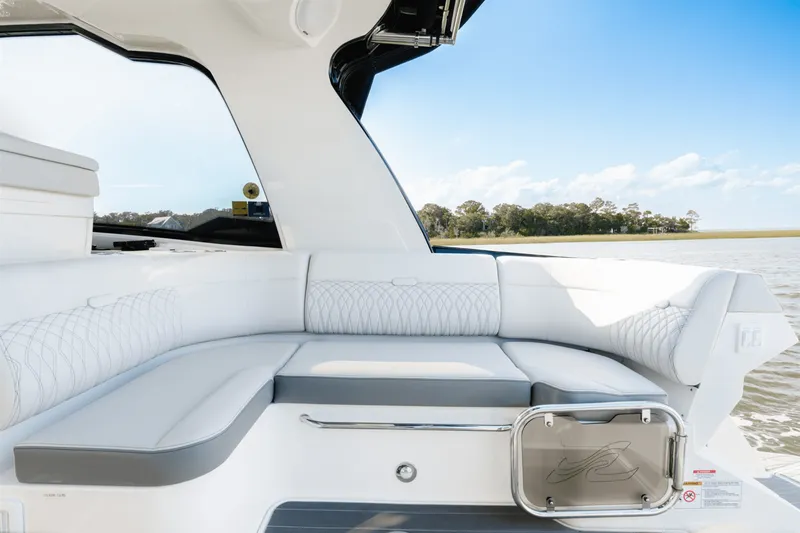 Slide: The Image of Sea Ray 370 SUNDANCER OB 2023 - 8