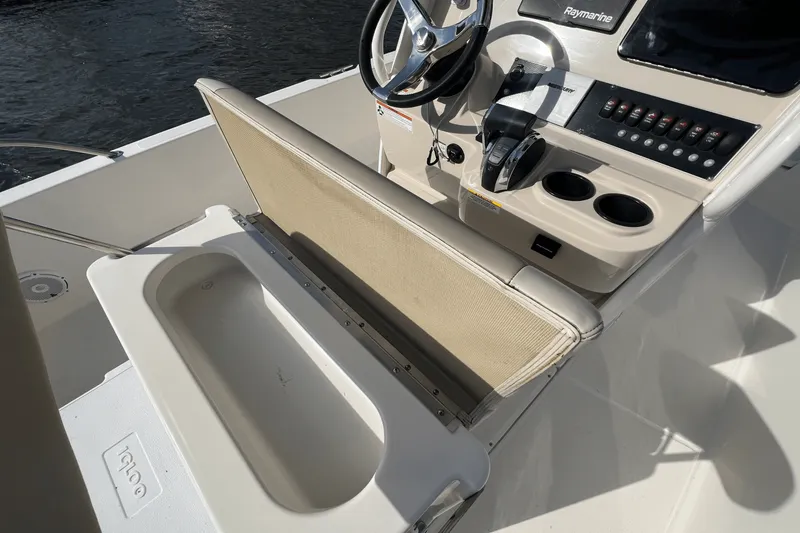 Slide: The Image of Boston Whaler 240 DAUNTLESS 2020 - 11