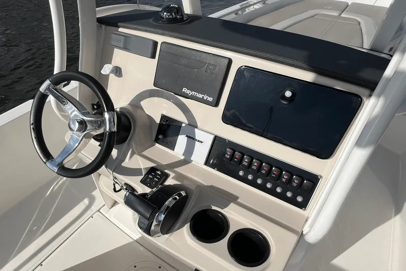 Slide: The Image of Boston Whaler 240 DAUNTLESS 2020 - 12