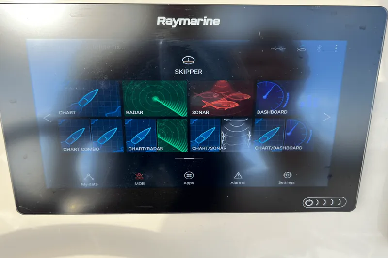 Slide: The Image of Boston Whaler 240 DAUNTLESS 2020 - 14