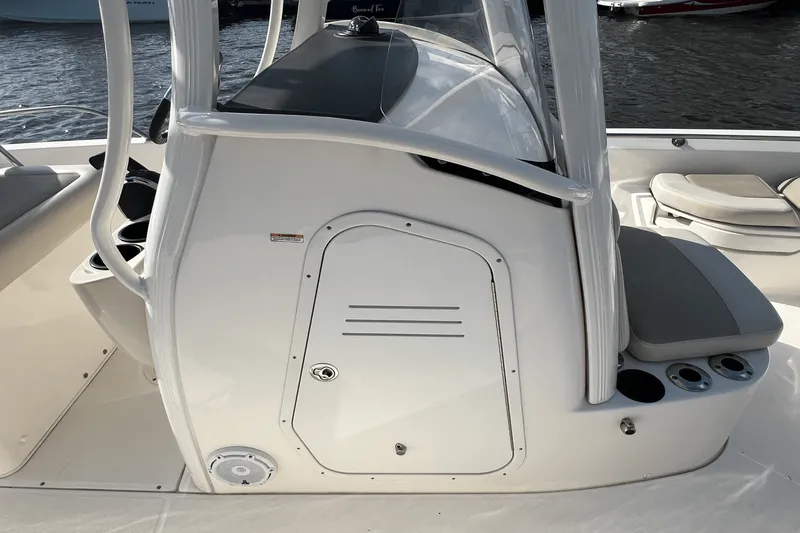 Slide: The Image of Boston Whaler 240 DAUNTLESS 2020 - 15
