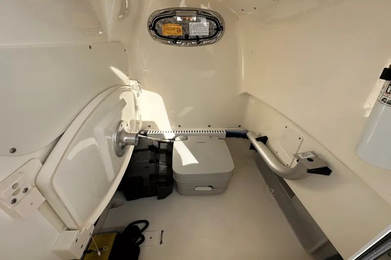 Slide: The Image of Boston Whaler 240 DAUNTLESS 2020 - 16