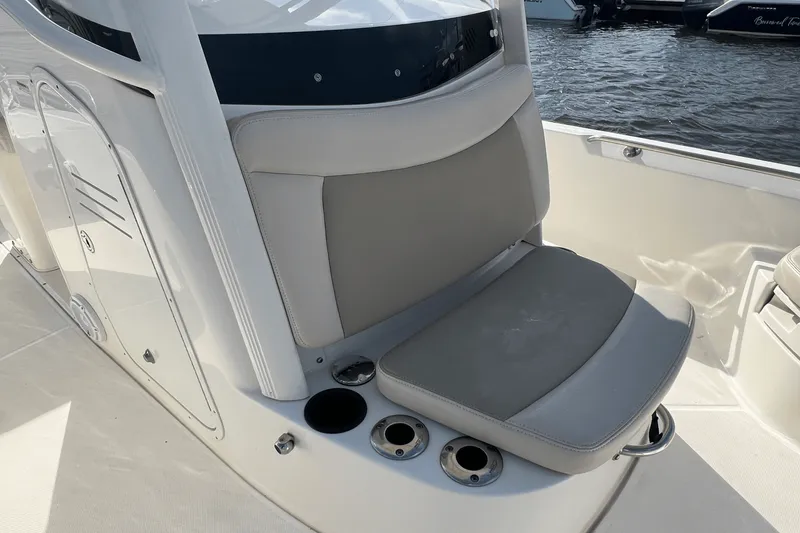 Slide: The Image of Boston Whaler 240 DAUNTLESS 2020 - 20