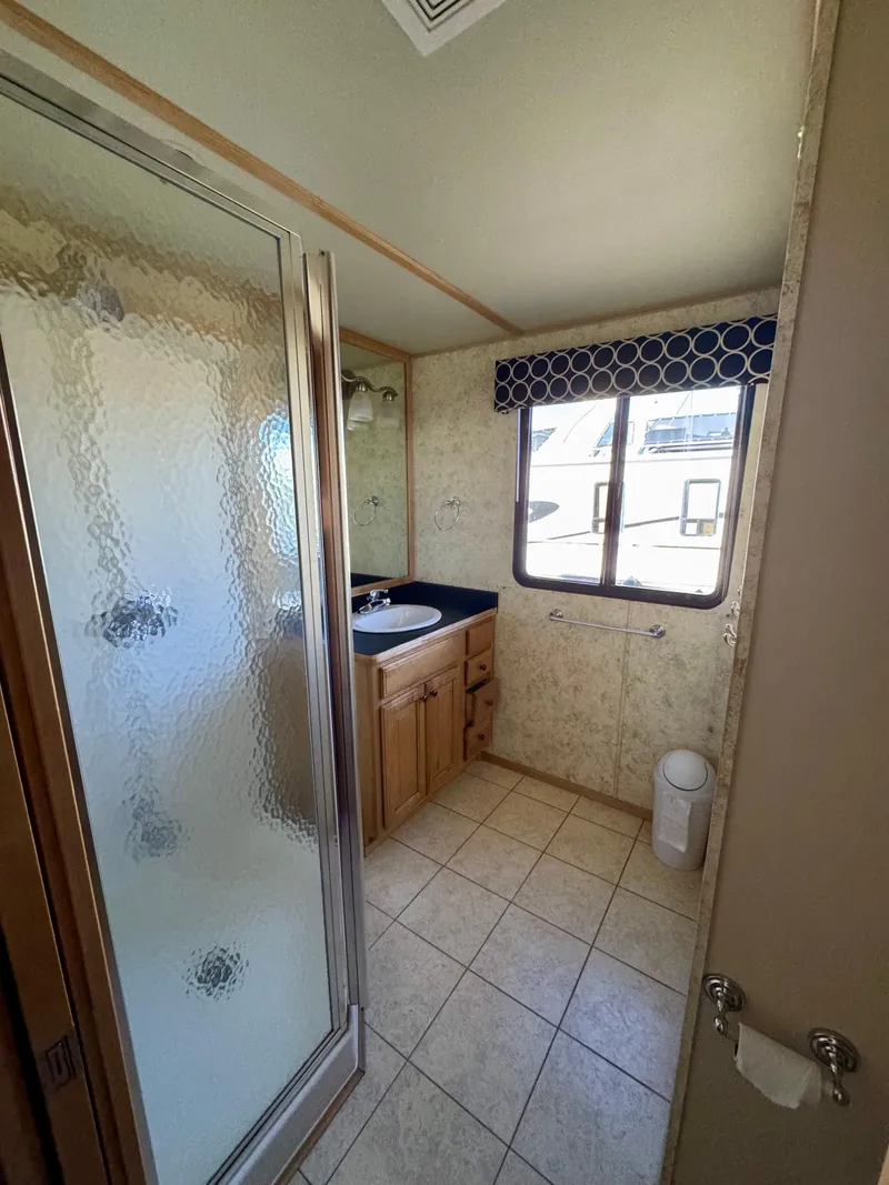 Slide: The Image of Bathroom interior of 2006 Sumerset Seas The Day Trip 11 houseboat. - 17