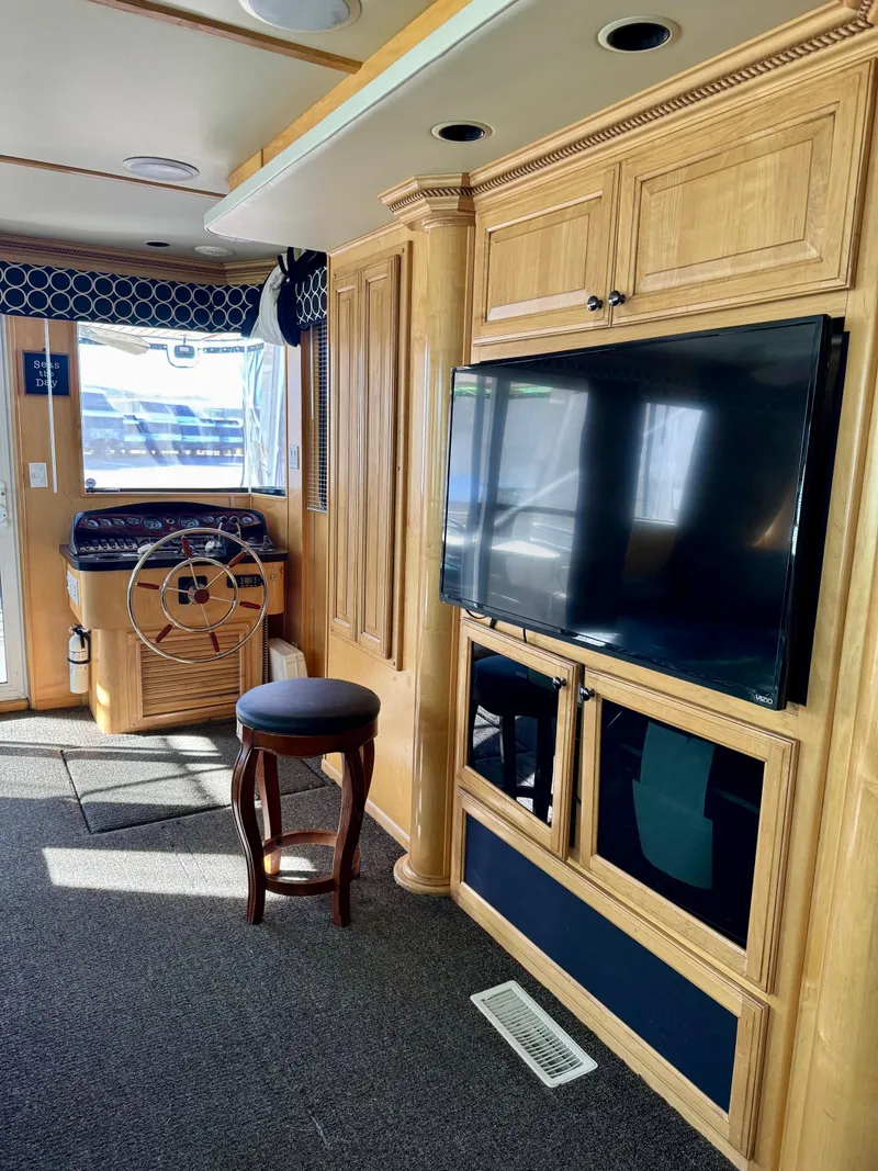 Slide: The Image of Interior of 2006 Sumerset Seas The Day Trip 11 with helm and entertainment area. - 9