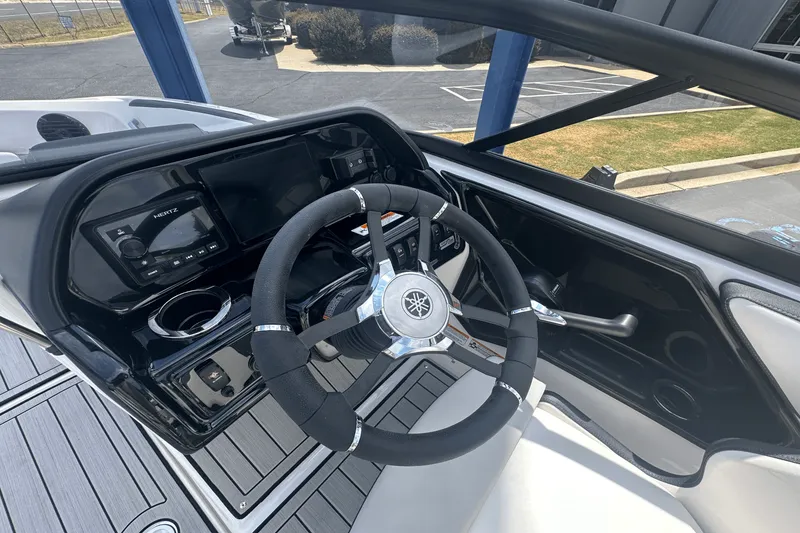 Slide: The Image of Yamaha 195S 2025 - 10