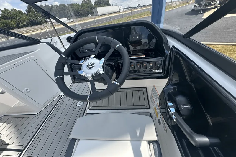 Slide: The Image of Yamaha 195S 2025 - 11