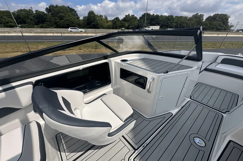 Slide: The Image of Yamaha 195S 2025 - 12