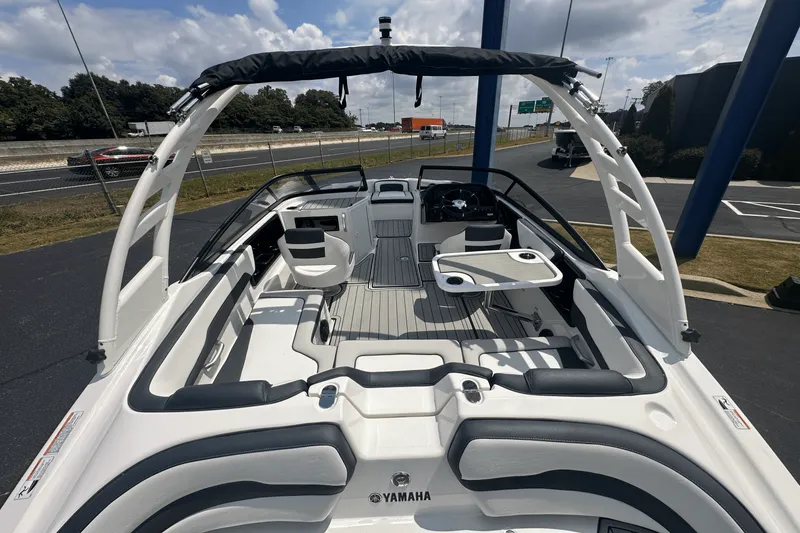 Slide: The Image of Yamaha 195S 2025 - 16