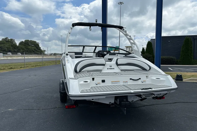 Slide: The Image of Yamaha 195S 2025 - 2