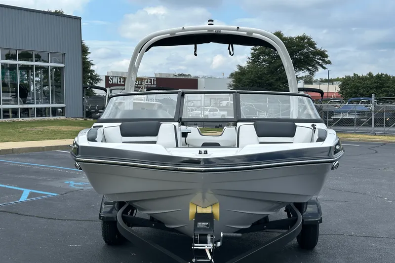 Slide: The Image of Yamaha 195S 2025 - 3