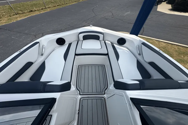 Slide: The Image of Yamaha 195S 2025 - 4