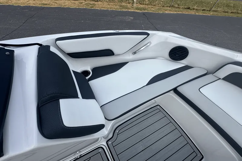 Slide: The Image of Yamaha 195S 2025 - 5