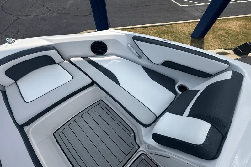 Slide: The Image of Yamaha 195S 2025 - 6