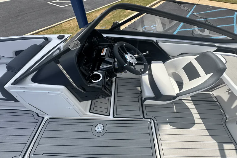 Slide: The Image of Yamaha 195S 2025 - 8