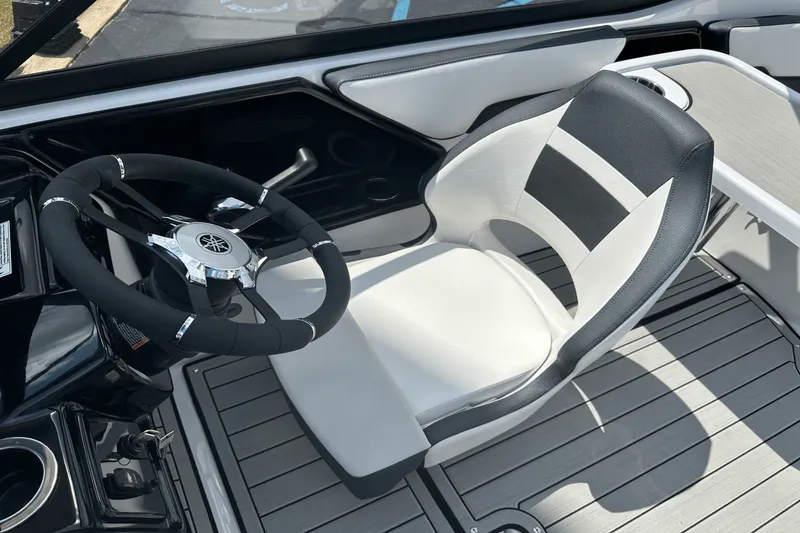 Slide: The Image of Yamaha 195S 2025 - 9