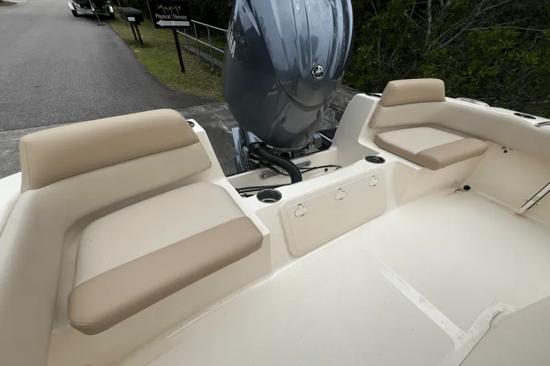 Slide: The Image of Scout 195 Sportfish 2025 - 2