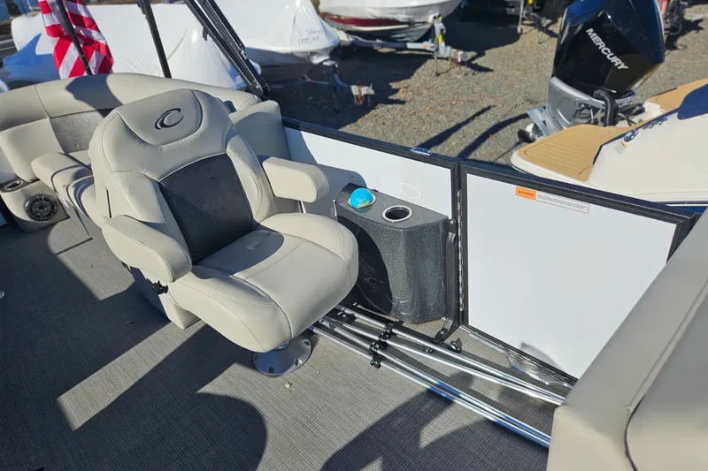 Slide: The Image of Crest 220 DLX 2021 - 10
