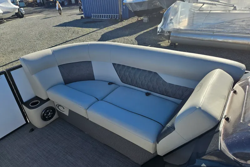 Slide: The Image of Crest 220 DLX 2021 - 12