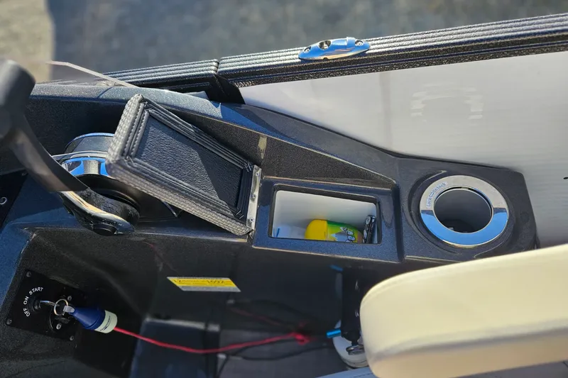 Slide: The Image of Crest 220 DLX 2021 - 19