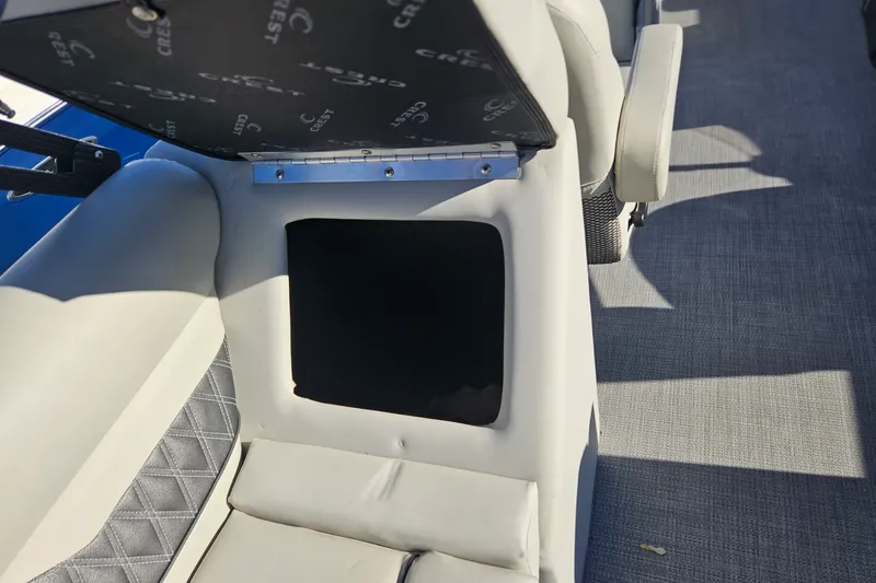 Slide: The Image of Crest 220 DLX 2021 - 25
