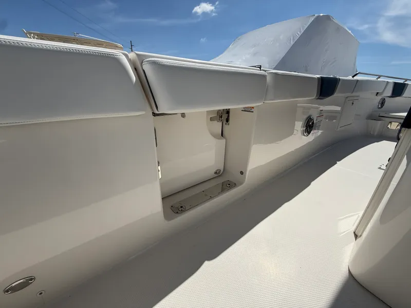 Slide: The Image of Robalo R272 2021 - 11